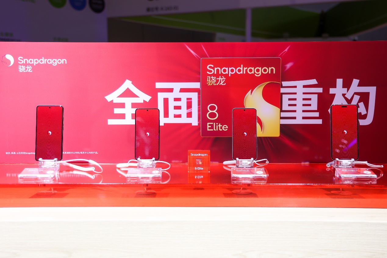 A display of cell phones on a table
Description automatically generated